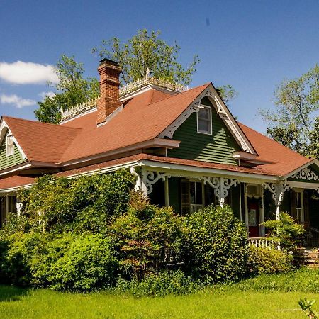 Holly House Of Hamilton Bed & Breakfast Exterior photo
