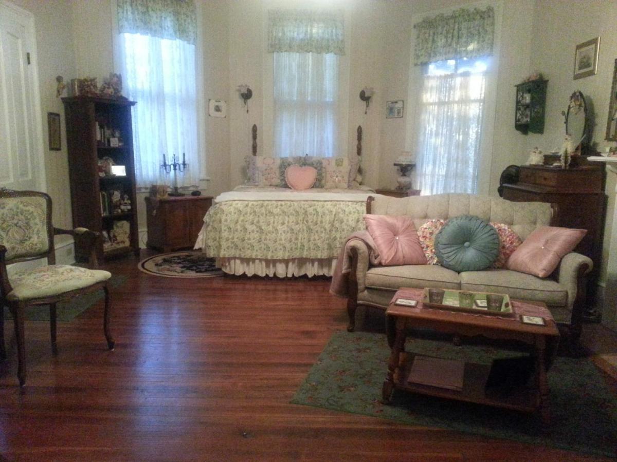 Holly House Of Hamilton Bed & Breakfast Room photo