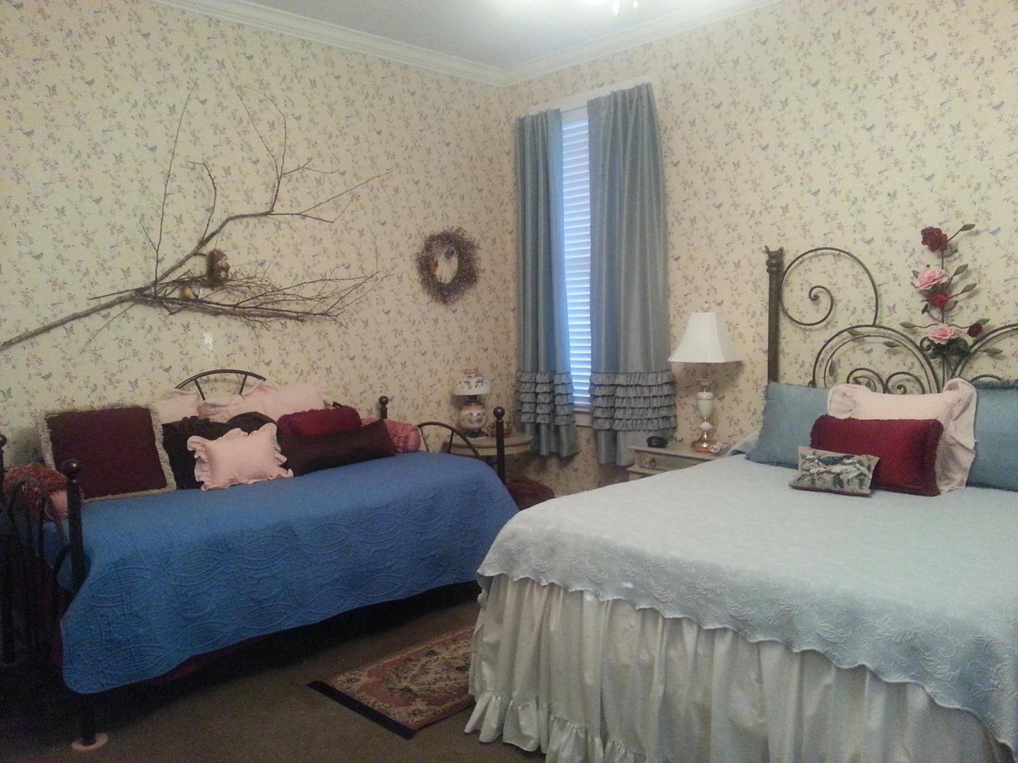 Holly House Of Hamilton Bed & Breakfast Room photo