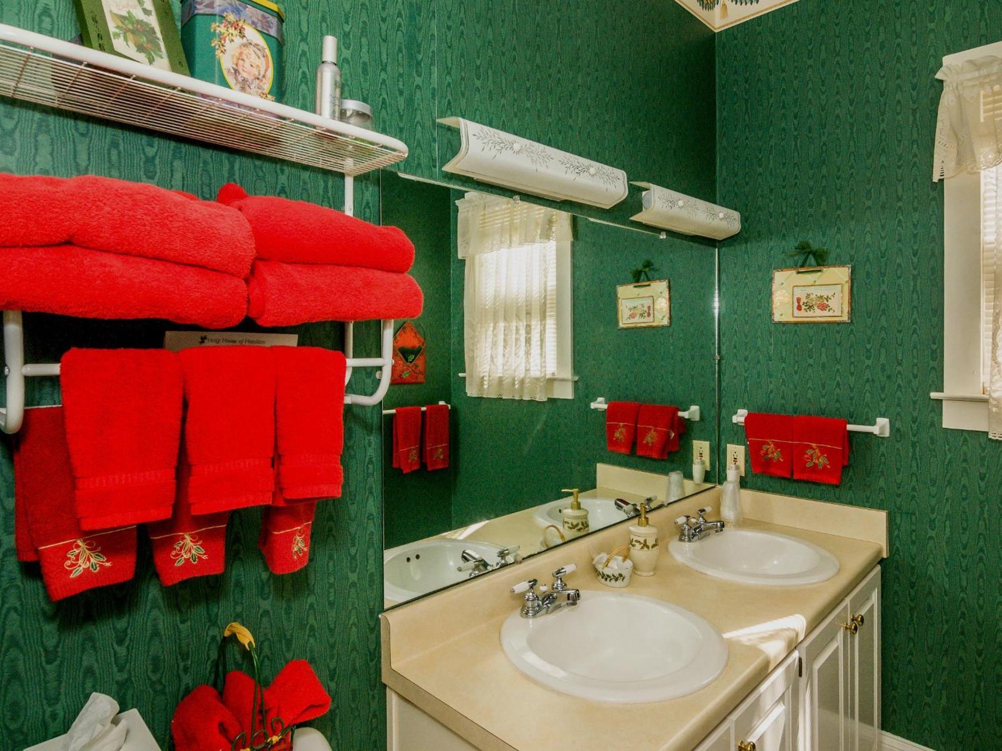 Holly House Of Hamilton Bed & Breakfast Room photo