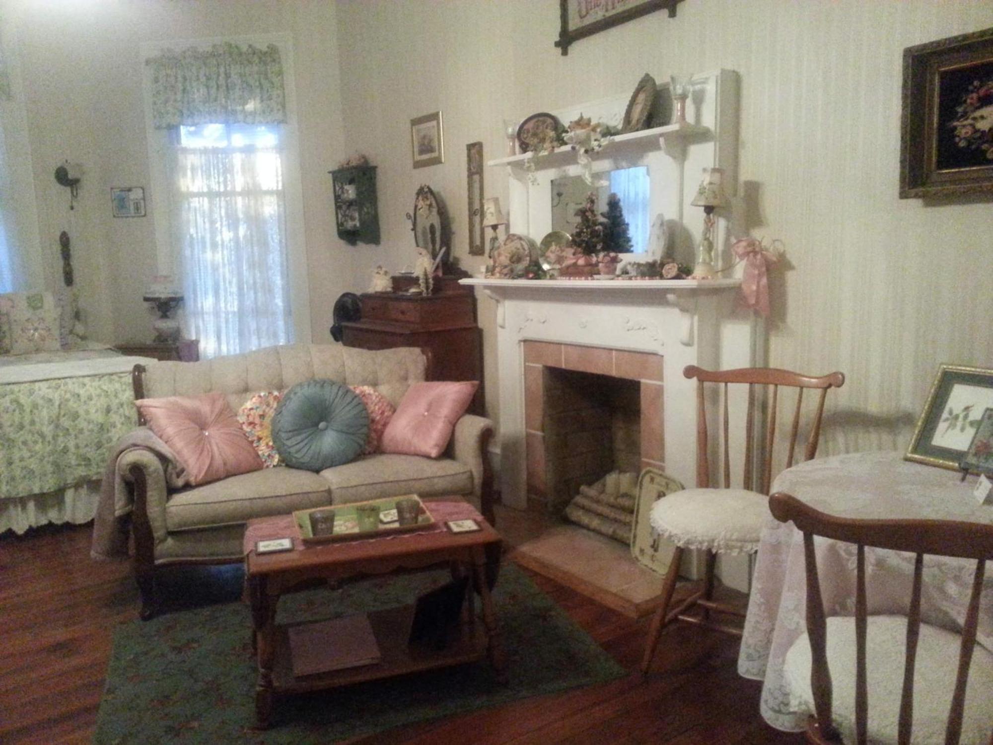 Holly House Of Hamilton Bed & Breakfast Room photo