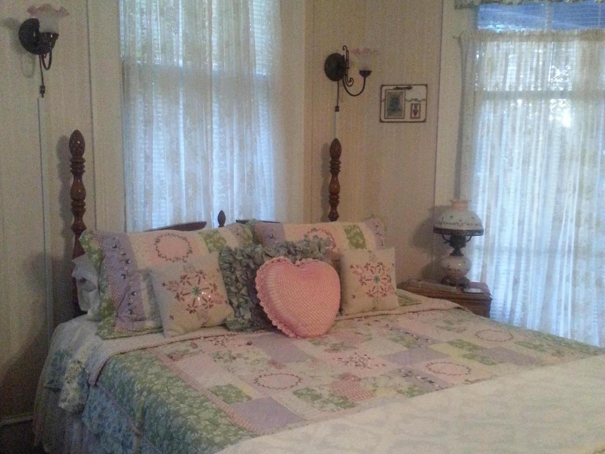 Holly House Of Hamilton Bed & Breakfast Room photo