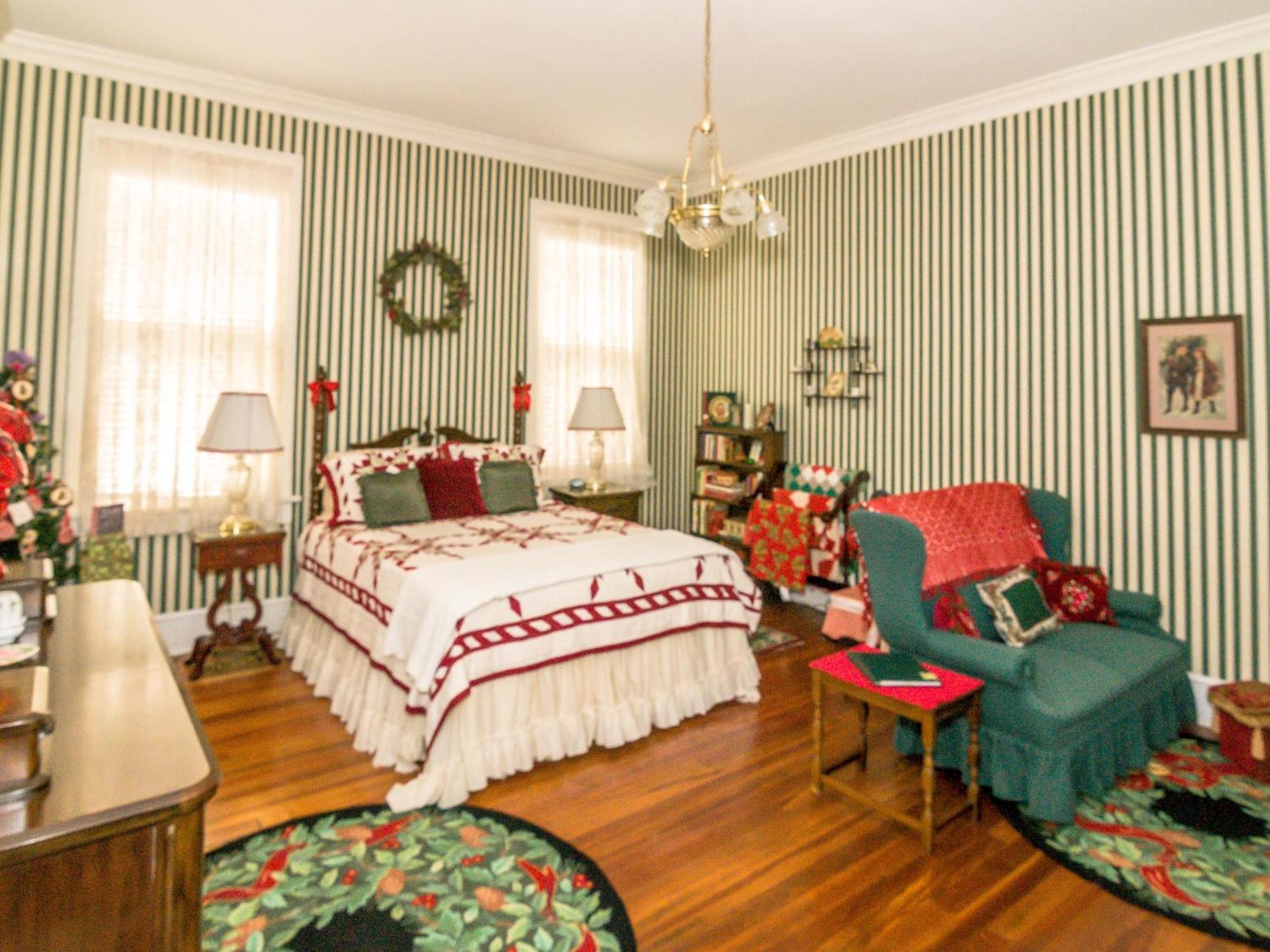 Holly House Of Hamilton Bed & Breakfast Room photo