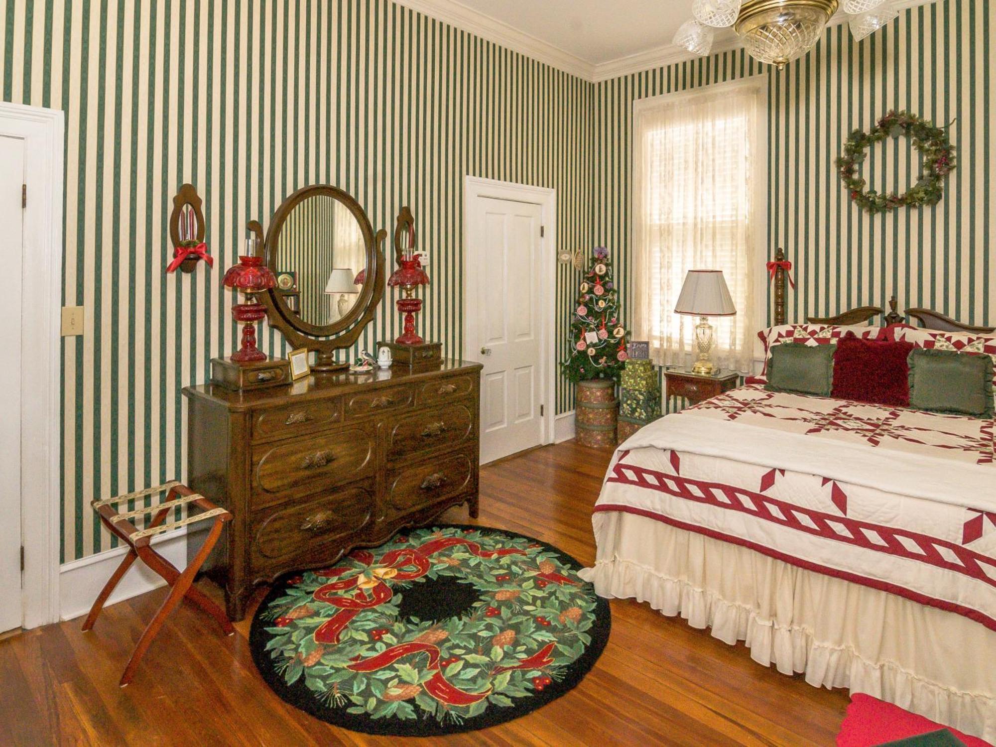Holly House Of Hamilton Bed & Breakfast Room photo