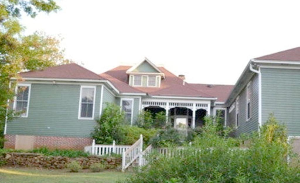 Holly House Of Hamilton Bed & Breakfast Exterior photo