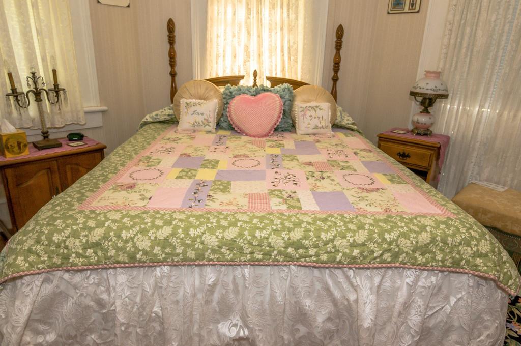 Holly House Of Hamilton Bed & Breakfast Exterior photo