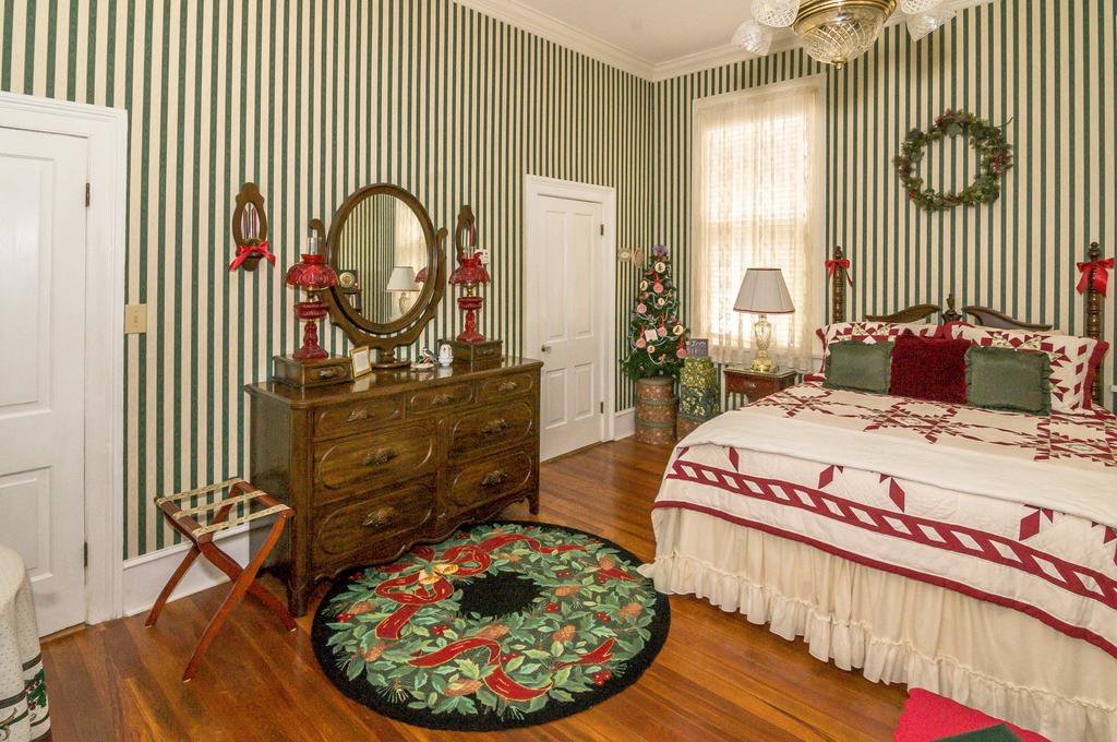 Holly House Of Hamilton Bed & Breakfast Exterior photo