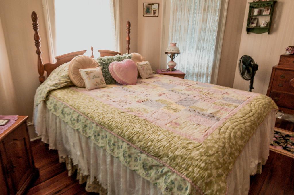 Holly House Of Hamilton Bed & Breakfast Exterior photo