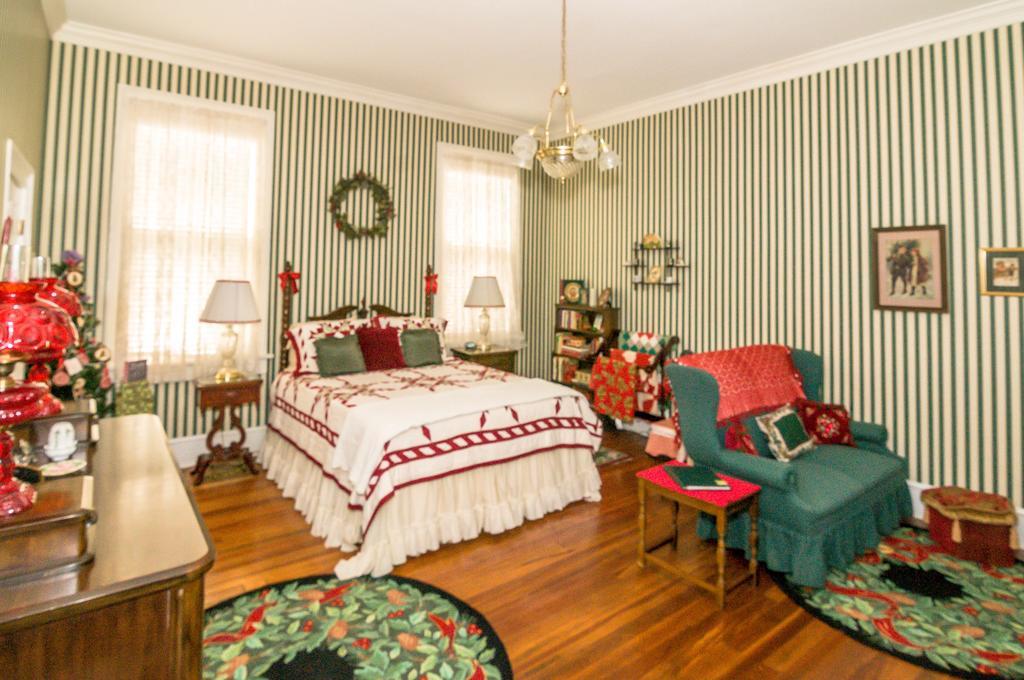 Holly House Of Hamilton Bed & Breakfast Exterior photo