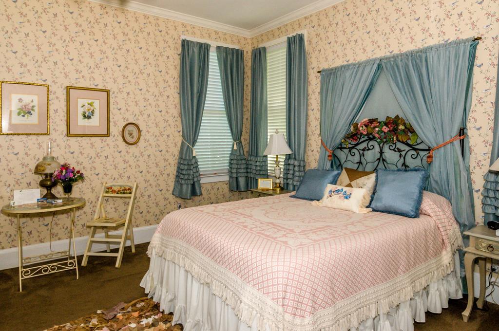 Holly House Of Hamilton Bed & Breakfast Exterior photo