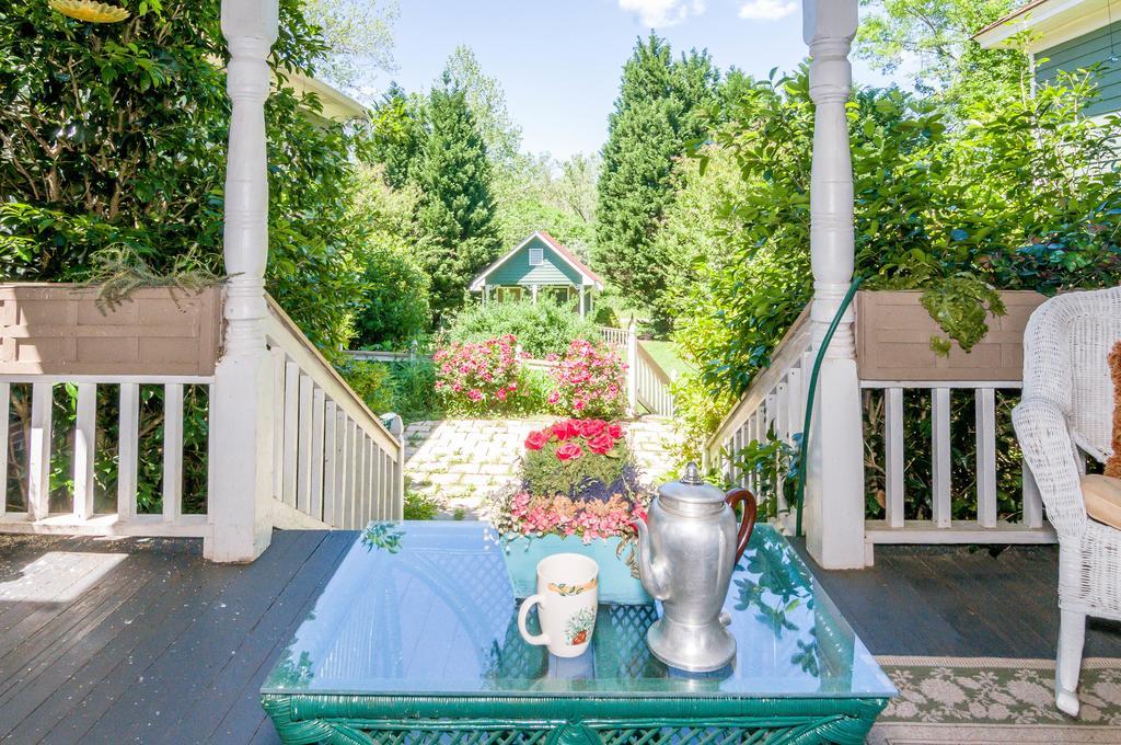 Holly House Of Hamilton Bed & Breakfast Exterior photo