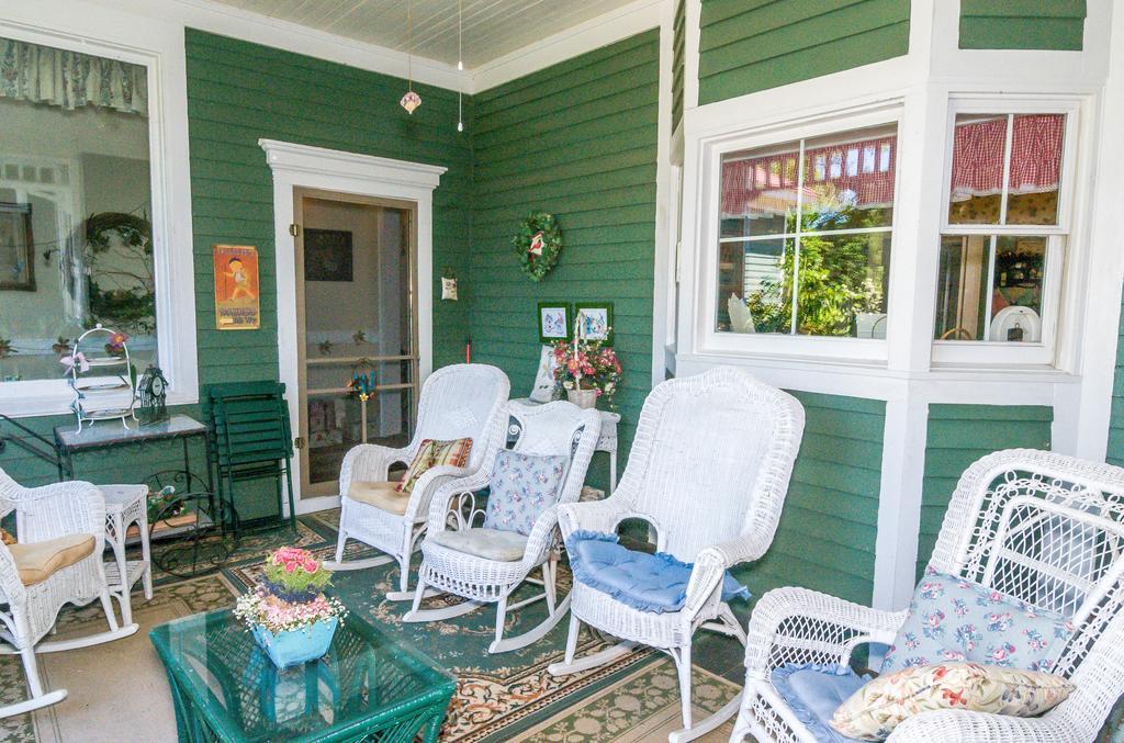 Holly House Of Hamilton Bed & Breakfast Exterior photo