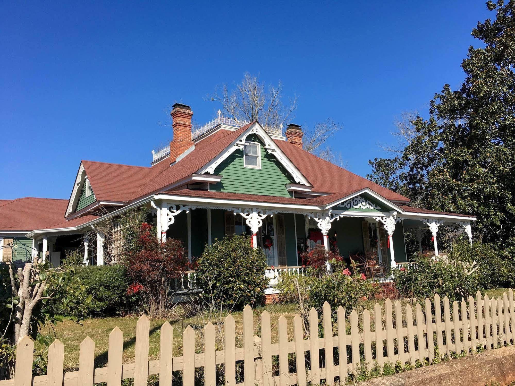 Holly House Of Hamilton Bed & Breakfast Exterior photo