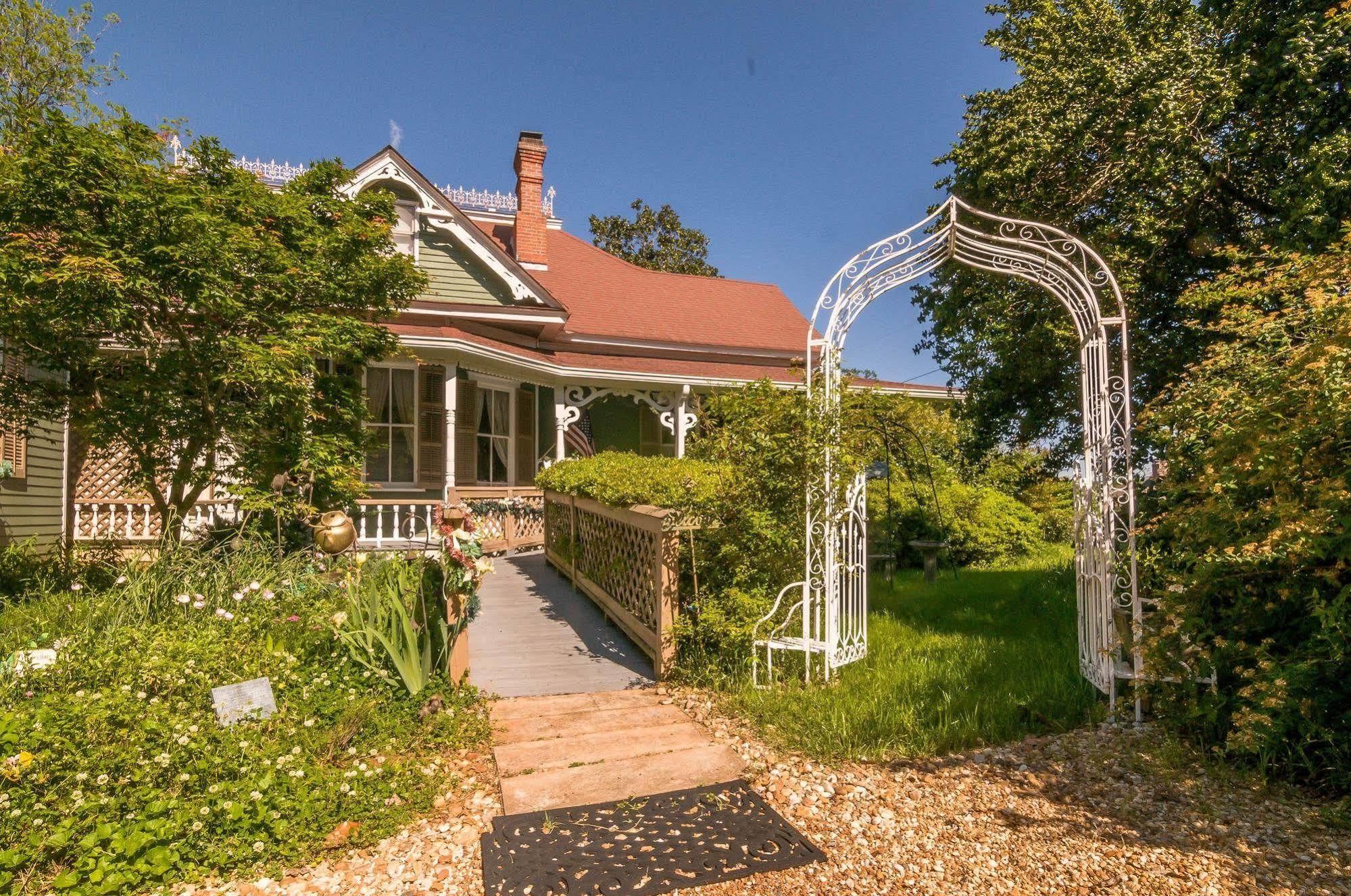 Holly House Of Hamilton Bed & Breakfast Exterior photo
