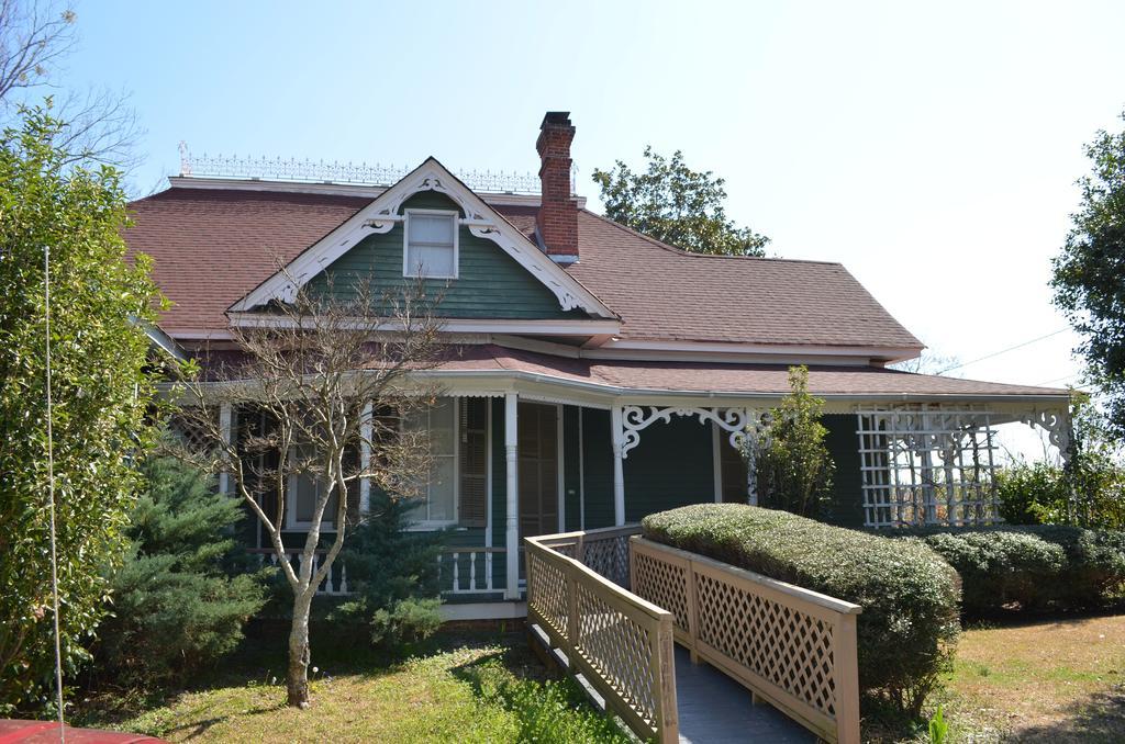 Holly House Of Hamilton Bed & Breakfast Exterior photo