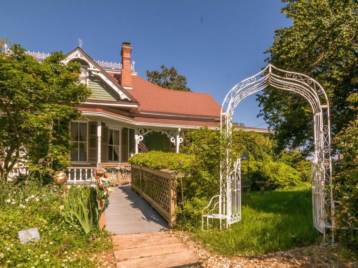 Holly House Of Hamilton Bed & Breakfast Exterior photo